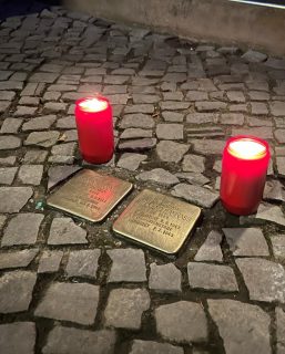 Mahnendes Gedenken im Kiez Frankfurter Allee Nord. Jeder Stolperstein steht für ein entsetzliches Schicksal, für ein Menschenleben, das von den Nazis kaltblütig und planvoll ausgelöscht wurde. Wir sagen: Nie wieder! Und dieses ‚Nie wieder‘ ist jetzt. 

Herzlichen Dank an Dagmar Poetzsch, Birgit Hartigs, den FAN-Beirat, dem Sozialwerk des dfb, der @vvnbdaberlin und allen, die das organisiert haben. #niewieder #weremember @dielinkeberlin @linksfraktion_berlin
