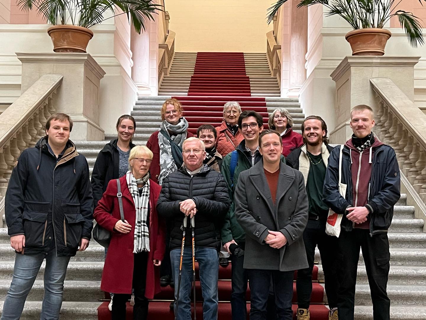 ♥️ Dank an meine erste Samstags-Besuchergruppe aus Marzahn und einer Hohenschönhauser Gruppe der @volkssolidaritaetberlin Gemeinsam haben wir uns durch das @agh_berlin führen lassen und anschließend über die aktuelle Bundes- und Landespolitik gesprochen. Es war mir eine Ehre. @linksfraktion_berlin @dielinkeberlin